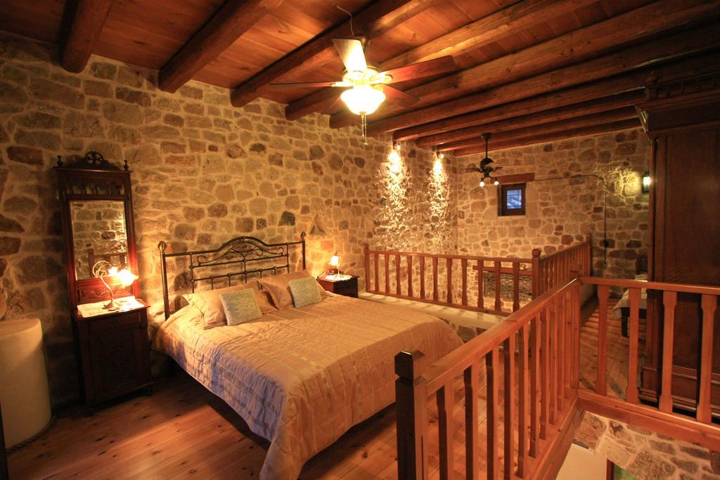 Lithos Traditional Guest Houses เซรอกัมโบส ภายนอก รูปภาพ