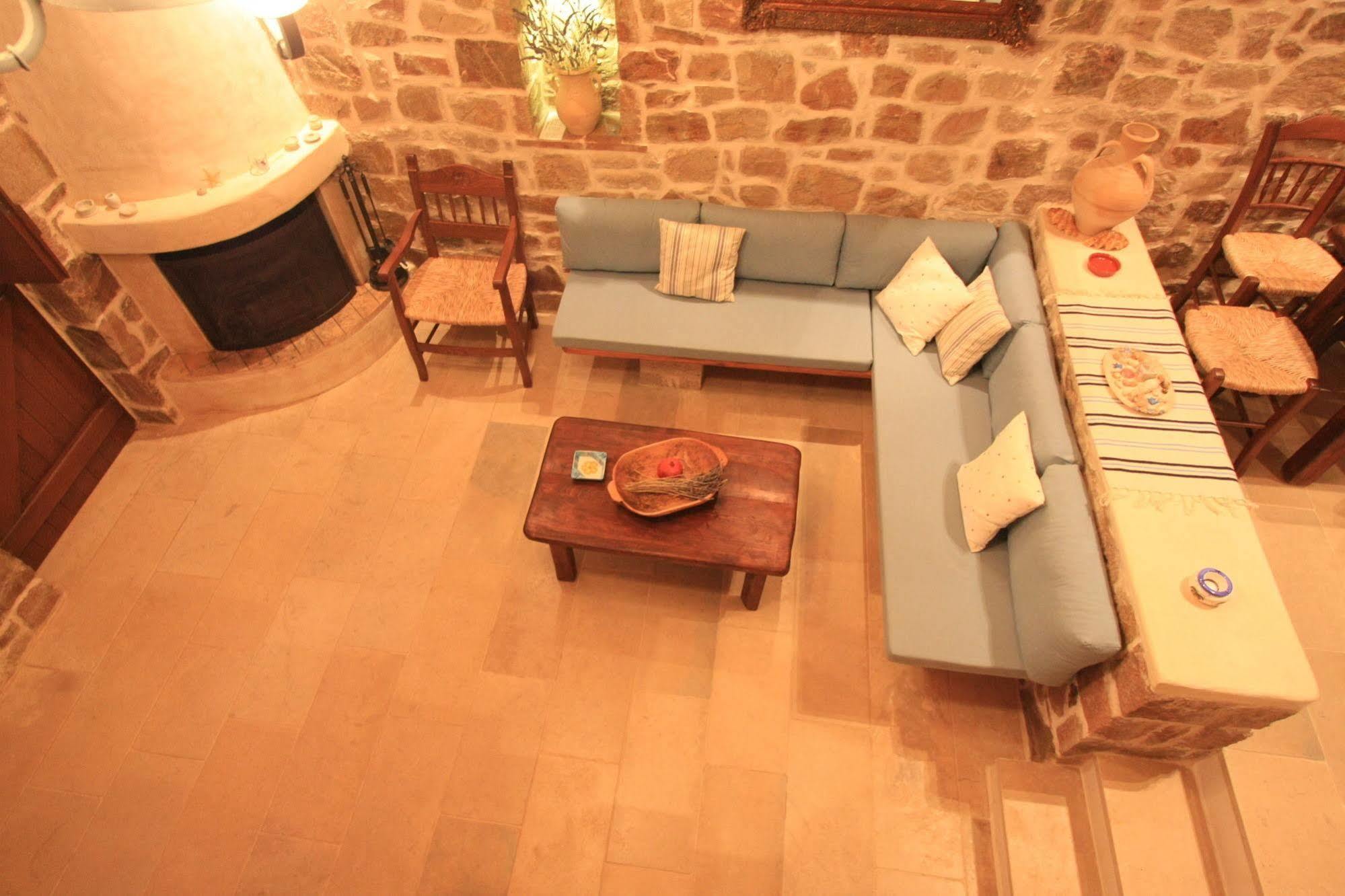 Lithos Traditional Guest Houses เซรอกัมโบส ภายนอก รูปภาพ