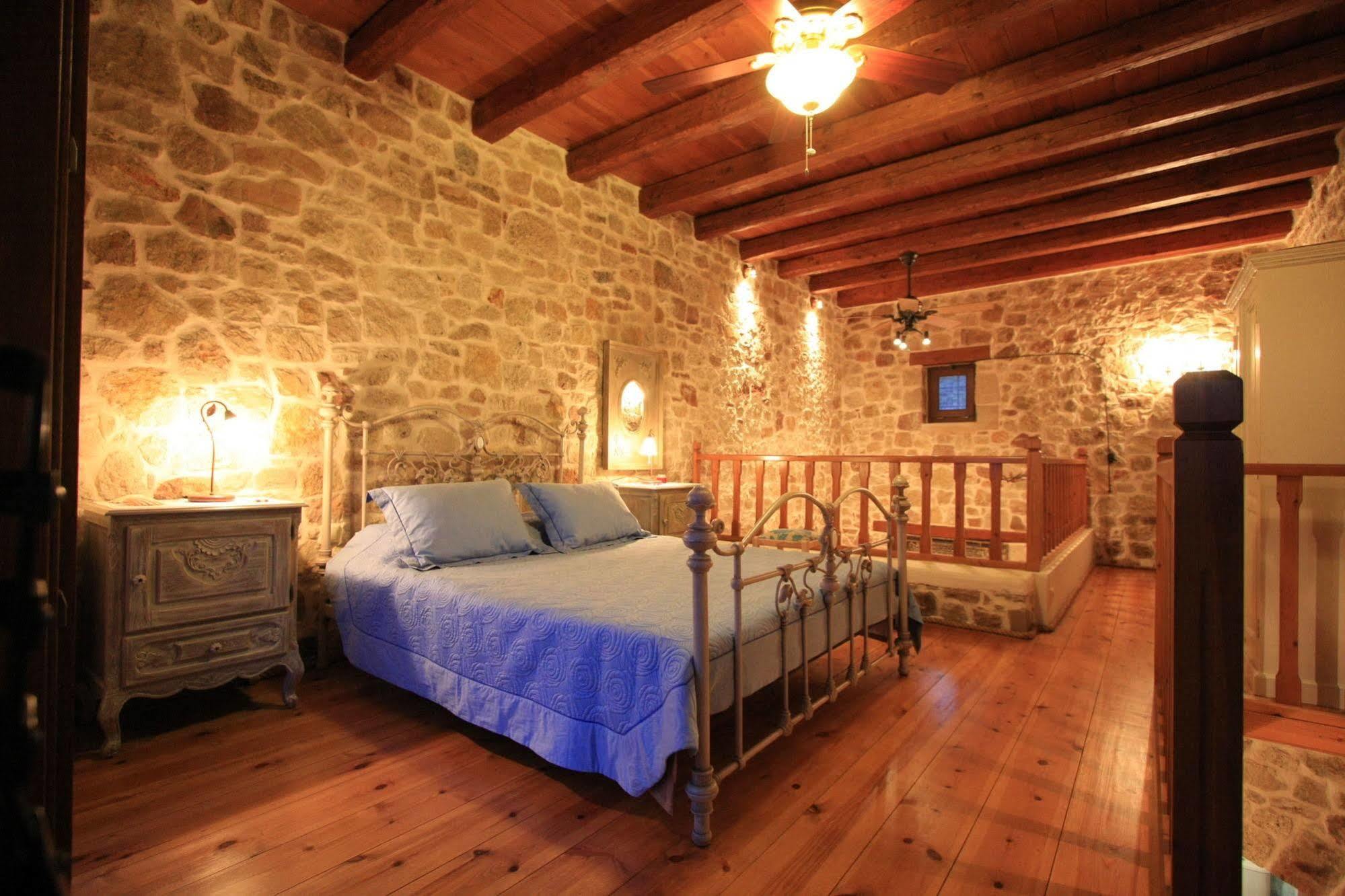 Lithos Traditional Guest Houses เซรอกัมโบส ภายนอก รูปภาพ