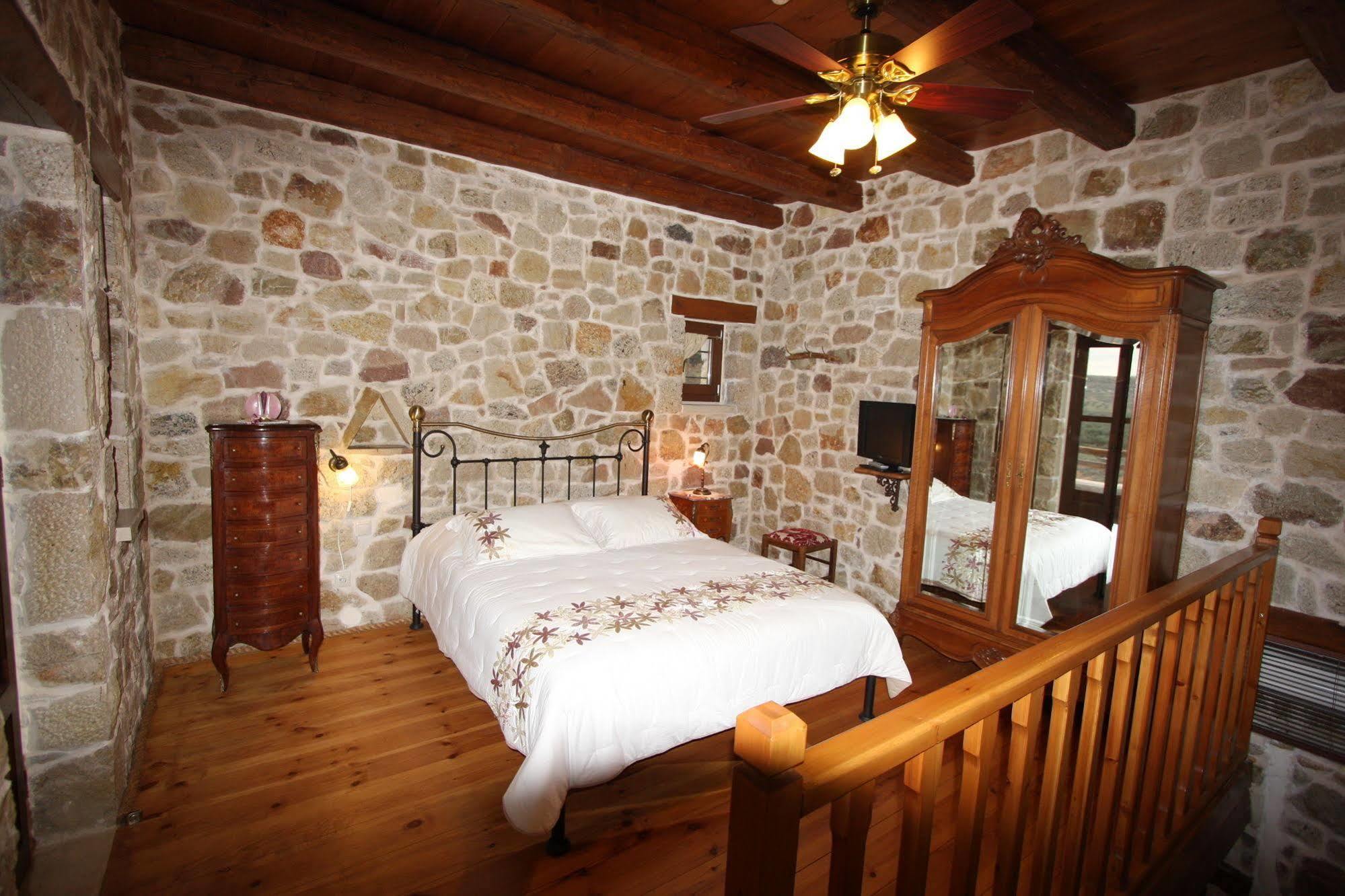 Lithos Traditional Guest Houses เซรอกัมโบส ภายนอก รูปภาพ