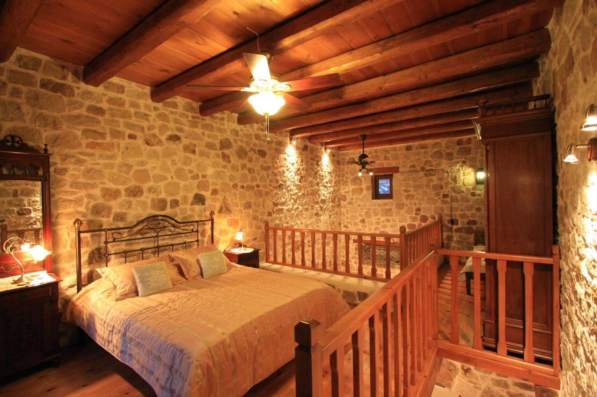 Lithos Traditional Guest Houses เซรอกัมโบส ภายนอก รูปภาพ