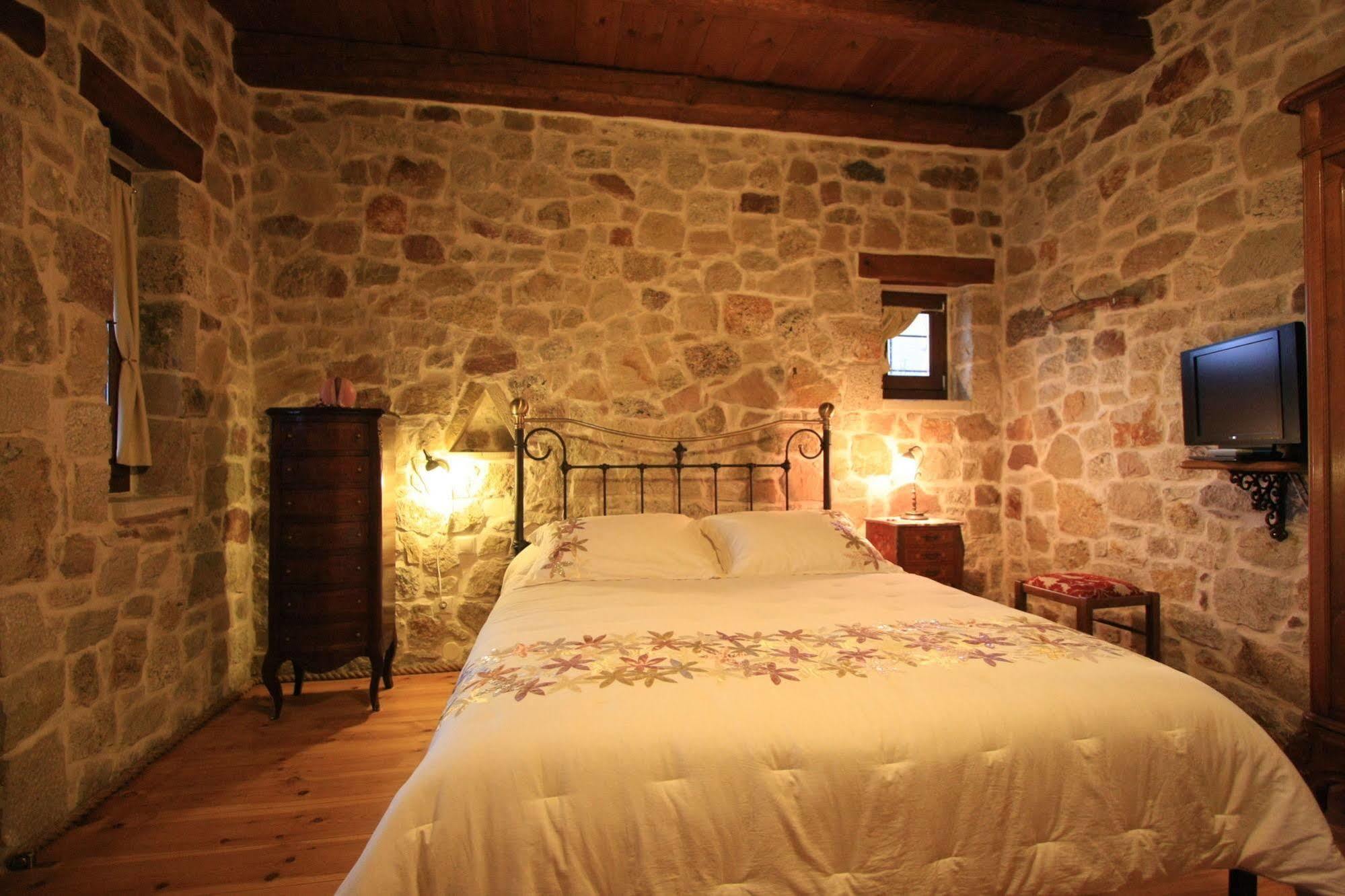 Lithos Traditional Guest Houses เซรอกัมโบส ภายนอก รูปภาพ